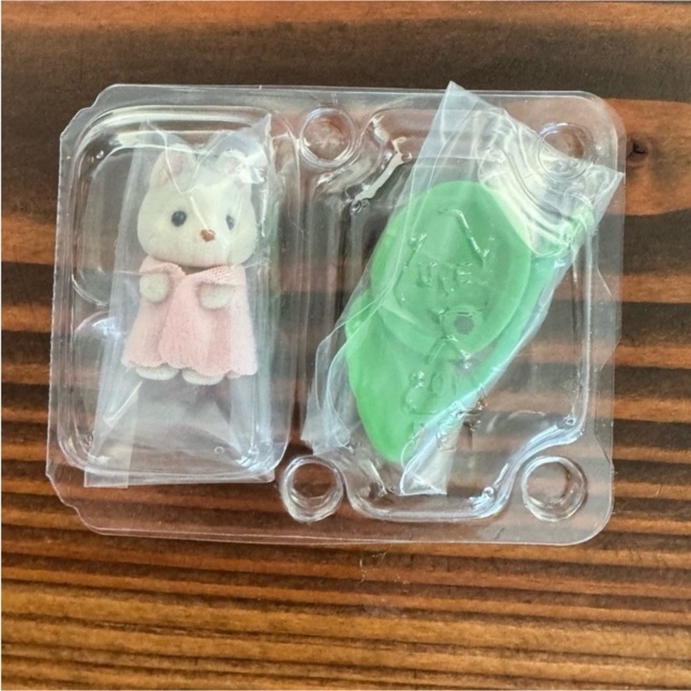 New Drake the Husky Baby with Leaf Collectible Forest Series Collection.